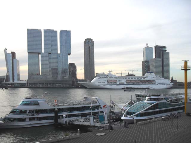 Cruiseschip ms Columbus van Cruise & Maritime Voyages aan de Cruise Terminal Rotterdam